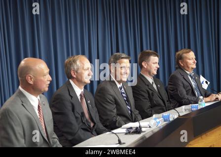 CAP CANAVERAL, Floride. -- des membres des médias se réunissent pour une conférence de presse post-lancement qui a eu lieu dans l'auditorium Press site du Kennedy Space Center de la NASA en Floride, après le lancement réussi de la navette spatiale Atlantis dans le cadre de sa mission STS-135 vers la Station spatiale internationale. Voici Mike Curie, officier des affaires publiques de la NASA (à gauche), modérateur ; Bill Gerstenmaier, administrateur associé pour les opérations spatiales, Bob Cabana, directeur du Kennedy Center, Mike Moses, directeur de l'intégration du lancement du programme de la navette, et Mike Leinbach, directeur du lancement de la navette. Atlantis a commencé son dernier vol à 11:29 h 00 E. Banque D'Images