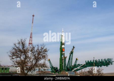 Jsc2020e017005 - au cosmodrome de Baïkonour, au Kazakhstan, le vaisseau spatial Soyouz MS-16 et son propulseur se tiennent verticalement sur la rampe de lancement du site 31 le 6 avril pour les derniers préparatifs du lancement après le déploiement. Les membres d'équipage de l'expédition 63 Chris Cassidy de la NASA et Anatoly Ivanishin et Ivan Vagner de Roscosmos devraient se lancer à bord du Soyouz MS-16 avril 9 pour une mission de six mois et demi sur la Station spatiale internationale...Andrey Shelepin/Gagarin Cosmonaute Training Center. Banque D'Images