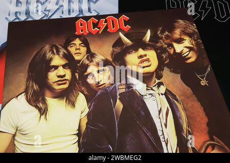 Viersen, Allemagne - mai 9. 2023 : gros plan de l'album vinyle Cover Highway to Hell du groupe AC DC de 1979 Banque D'Images