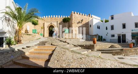 Tanger, Maroc. 15 octobre 2022 - Portail Bab el-Assa sur les rues Doukkala et Bab -el Assa, dans la partie supérieure de la kasbah de la médina Banque D'Images