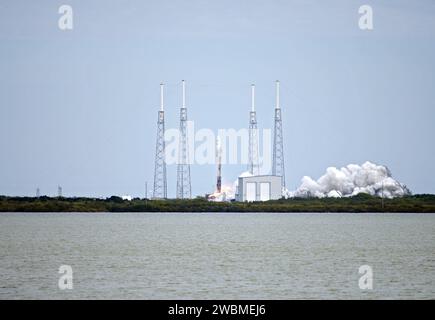 Une fusée SpaceX Falcon 9 décolle du Space Launch Complex 40 de Cape Canaveral transportant une capsule Dragon avec cargo pour son troisième vol vers la Station spatiale internationale dans le cadre du programme de réapprovisionnement de la NASA. Banque D'Images