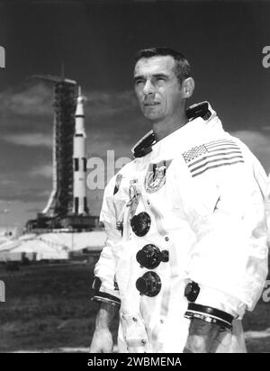 CENTRE SPATIAL KENNEDY, FLA. -- l'astronaute Eugene A. Cernan est pilote du module lunaire pour la mission Apollo 10 sur orbite lunaire dont le lancement est prévu depuis le KSC le 18 mai. Cernan et le commandant d'Apollo 10 Thomas P. Stafford détacheront le module lunaire du module Command service et tomberont à moins de 10 miles de la surface lunaire avant de rejoindre John W. Young, pilote du module de commande, dans le vaisseau spatial parent. Banque D'Images