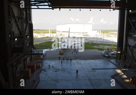 CAP CANAVERAL, Floride. -- au Kennedy Space Center de la NASA en Floride, la navette spatiale Discovery -- son nez enveloppé de plastique protecteur, ses fenêtres de cockpit couvertes, et ses fesses attachées aux portes de sa baie de charge utile -- est arrivé à la porte du bâtiment d'assemblage de véhicules, ou VAB, de l'Orbiter Processing Facility-2, ou OPF-2, en arrière-plan. Discovery sera entreposé à l’intérieur du VAB pendant environ un mois, tandis que la navette Atlantis sera traitée dans OPF-2 après sa dernière mission, STS-135. Discovery a effectué sa 39e et dernière mission, STS-133, en février et mars 2011, et actuellement Banque D'Images