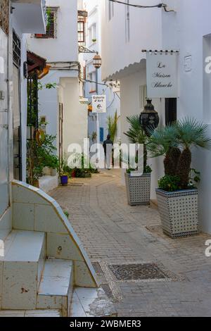 Tanger, Maroc. 15 octobre 2022 - boutiques d'affaires et d'art, rue Ahmed Ben Ajiba, ruelles piétonnes étroites de la kasbah de la médina de Tanger Banque D'Images