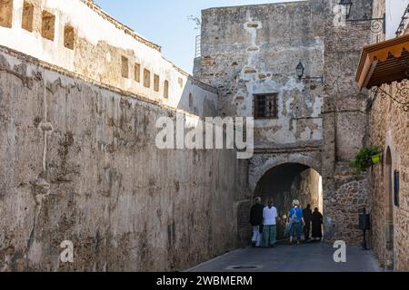 Tanger, Maroc. 15 octobre 2022 - Kasbah. Touristes marchant vers le passage dans la rue Riyad Sultan vers la place Kasbah Banque D'Images