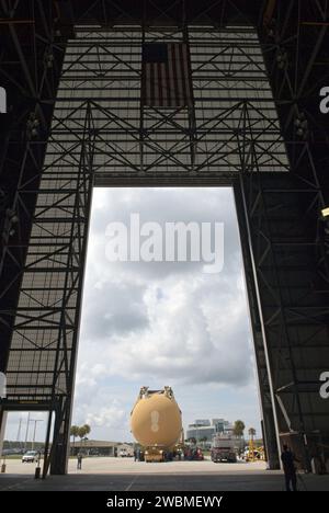 CAP CANAVERAL, Floride. -- vu de l'intérieur du bâtiment d'assemblage de véhicules au Kennedy Space Center de la NASA en Floride, External Tank-138 est remorqué vers la porte massive du bâtiment. Le réservoir de carburant externe est arrivé en Floride le 13 juillet, depuis l'installation d'assemblage Michoud de la NASA près de la Nouvelle-Orléans. L'ET-138, le dernier char nouvellement fabriqué, a été initialement désigné pour voler sur la mission STS-134 d'Endeavour vers la Station spatiale internationale, mais plus tard réaffecté pour voler sur la dernière mission de la navette spatiale Atlantis, STS-135. Banque D'Images