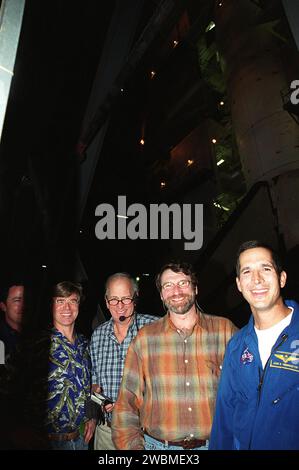 Les membres de l'équipe de la série télévisée This Old House s'arrêtent pour une photo lors d'une visite du KSC avec l'astronaute John Herrington (extrême droite). Le deuxième à partir de la gauche est Steve Thomas, animateur de l'émission. Le deuxième en partant de la droite est Norm Abram, maître charpentier de la série. Le casting et l'équipe de This Old House tournent au KSC pour un épisode de la série Banque D'Images