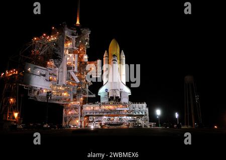 CENTRE SPATIAL KENNEDY, FLA. - La navette spatiale Discovery est arrivée au Launch Pad 39B, complétant une étape majeure pour le programme de retour en vol du programme de navette spatiale américain. Le premier mouvement depuis le bâtiment de montage des véhicules a commencé à 2 04 h HAE le 6 avril, et la navette était en panne dure sur la rampe à 1 16 h HAE le 7 avril. La navette se trouve au-dessus de la plate-forme du lanceur mobile et est transportée par le Crawler-transporter en dessous. Le lancement de Discovery lors de sa mission de retour en vol, STS-114, est prévu pour mai 15 avec une fenêtre de lancement qui s'étend jusqu'en juin 3. Au cours de sa mission de 12 jours, Discovery’s Seven Banque D'Images