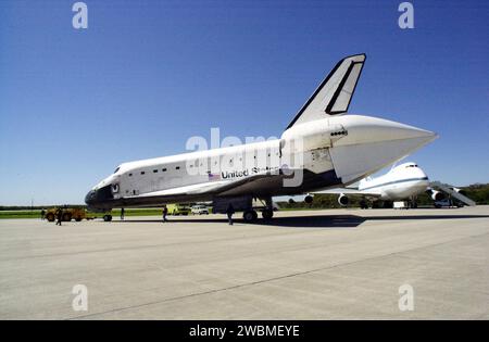 CENTRE SPATIAL KENNEDY, FLA. -- à l'installation d'atterrissage de la navette, l'orbiteur Atlantis est remorqué du dispositif mate demate à l'installation de traitement de l'orbiteur. Un cône arrière recouvre ses moteurs arrière. En arrière-plan se trouve le Shuttle Carrier Aircraft, un Boeing 747 modifié, qui le transportait, connu sous le nom de vol en ferry depuis la Californie. Atlantis atterrit le 19 février à Edwards Air Force base concluant la mission STS-98. Le vol de retour en ferry vers KSC a commencé le 1 mars ; des conditions météorologiques défavorables l'ont maintenu au sol à Altus AFB, Okla, jusqu'à ce qu'il puisse retourner en Floride le 5 mars. Atlantis sera préparé dans le Banque D'Images