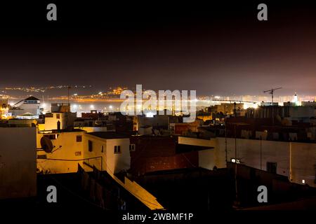 Tanger, Maroc. 15 octobre 2022 - vue de nuit sur la baie de Tanger, toits de maisons au centre de la médina, lumières de la côte de Malabata en arrière-plan Banque D'Images