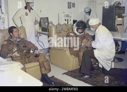 CENTRE SPATIAL KENNEDY, FLA. -- les techniciens assistent les astronautes de l'équipage principal Bob Crippen (à gauche) et John Young (à droite) dans les opérations de costume dans le bâtiment des opérations et du contrôle de KSC le matin du décollage réussi de Columbia sur le premier vol orbital de la navette spatiale. Crippen est le pilote et Young est le commandant de la mission STS-1 à bord de la navette spatiale Columbia. La mission STS-1, connue sous le nom de vol d ' essai des systèmes de navette, vise à démontrer la sécurité du lancement sur orbite et du retour de l ' orbiteur et de l ' équipage et à vérifier les performances combinées de l ' ensemble du véhicule de la navette - orbiteur, fusée solide Banque D'Images