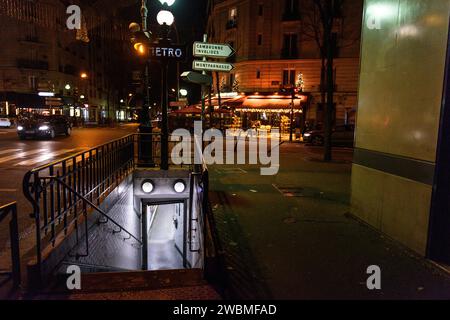 Rues et cafés dans la ville de Paris, France la nuit Banque D'Images