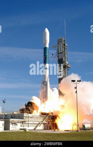 CENTRE SPATIAL KENNEDY, FLA. - Le vaisseau spatial Swift de la NASA décolle du complexe 17a, Cape Canaveral Air Force Station, sous le soleil de Floride, le 20 novembre à 12 16 00,611 h HNE à bord d'un lanceur consommable Boeing Delta II. SWIFT est le premier observatoire multi-longueurs d'onde de son genre dédié à l'étude de la science des rafales de rayons gamma. Ses trois instruments travailleront ensemble pour observer les GRB et les rémanences dans les bandes gamma, X, ultraviolet et optique. Banque D'Images