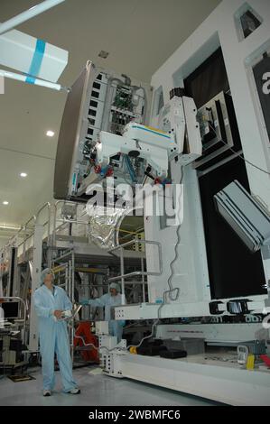 CENTRE SPATIAL KENNEDY, FLA. - Dans le Space Station Processing Facility du Centre spatial Kennedy de la NASA, un ouvrier abaisse un rack de stockage pris à l’intérieur du module logistique polyvalent Raffaello, qui a volé au retour à la mission STS-114. Au cours de la mission, les équipages de Discovery et Expedition 11 ont transféré plus d'une tonne de matériel de la Station spatiale internationale pour les ramener sur Terre. Banque D'Images