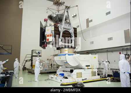 CAP CANAVERAL, Floride. -- les techniciens de l'installation de traitement de charge utile d'Astrotech à Titusville, Floride. Guident le vaisseau spatial Juno de la NASA lorsqu'il est déplacé par un pont roulant vers un stand de rotation pour le centre de gravité, le pesage et l'équilibrage des tests. Juno devrait lancer à bord de la fusée Atlas V de United Launch Alliance à partir de Cape Canaveral, Floride, le 5 août. Le vaisseau spatial solaire orbitera autour des pôles de Jupiter 33 fois pour en savoir plus sur les origines, la structure, l'atmosphère et la magnétosphère de la géante gazeuse et étudier l'existence d'un noyau planétaire solide. Banque D'Images