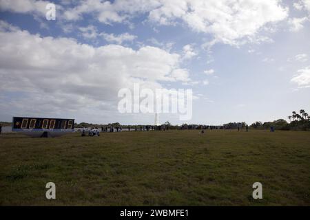Sur le site de presse du Kennedy Space Center de la NASA, les participants à Tweetup ont capturé des photographies du lancement du mars Science Laboratory alors que l'horloge du compte à rebours approchait zéro. La fusée Atlas V de 197 pieds a décollé du Space Launch Complex-41 à 10h02 est transportant le rover Curiosity de la taille d'une voiture avec 10 instruments scientifiques pour la détection de la vie, y compris le méthane. Banque D'Images