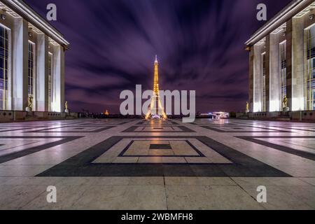 Place du Trocadéro la nuit avec la Tour Eiffel en arrière-plan illuminée avec une longue exposition à Paris, France Banque D'Images