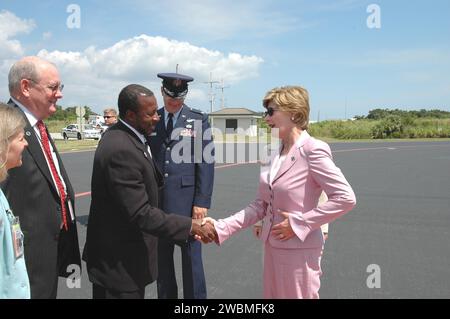 CENTRE SPATIAL KENNEDY, FLA. - Au Skid Strip sur la base aérienne de Cape Canaveral, la première dame Laura Bush fait ses adieux au directeur adjoint du KSC Woodrow Whitlow Jr À gauche se trouve le directeur associé Jim Hattaway. Mme Bush a assisté au lancement historique de la navette spatiale Discovery lors de la mission de retour en vol STS-114. Elle n'est que la troisième première dame à assister au lancement d'une navette spatiale au KSC. Lors de cette mission à destination de la Station spatiale internationale, l'équipage effectuera pour la première fois des inspections en orbite de tous les panneaux de carbone-carbone renforcé (RCC) sur le bord d'attaque des ailes et du Thermal Banque D'Images