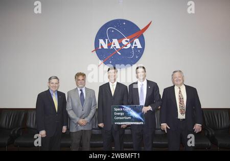 Bob Cabana, directeur du Kennedy Space Center, se joint aux représentants du Space Coast Energy Consortium pour signer un accord sur la loi spatiale. Le consortium à but non lucratif vise à créer des opportunités énergétiques innovantes pour la côte spatiale et la Floride, en soutenant la transition post-spatiale et en construisant des réseaux entre les entreprises et les ressources locales à travers le pays. Banque D'Images