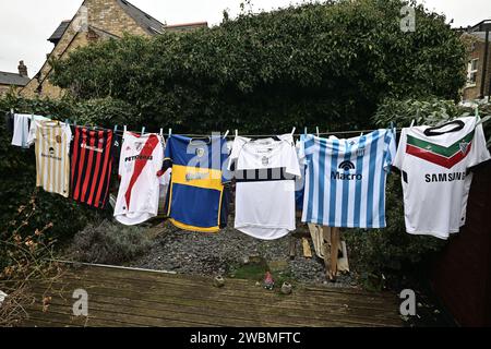 Maillots de football Club, maillots d'Amérique du Sud accrochés à une ligne. Rosario Central, San Lorenzo, River plate, Gimnasia, Racing Club, Velez Sarsfield. Banque D'Images