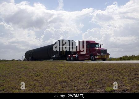 Le premier étage de la fusée SpaceX COTS-2 Falcon 9 est déplacé dans un hangar à Pad 40, Cap Canaveral. Une fois assemblé, il s'agira d'un lanceur à deux étages avec neuf moteurs Merlin 1C, d'un deuxième étage, interétage, tronc non pressurisé, et d'une unité de qualification du vaisseau spatial Dragon. La fusée fait partie du programme COTS de la NASA et des missions CRS pour réapprovisionner la Station spatiale internationale. Banque D'Images