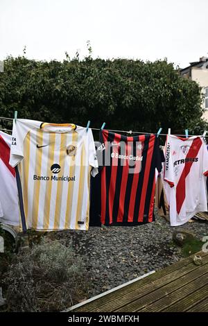 Maillots de football Club, maillots d'Amérique du Sud accrochés à une ligne. Rosario Central, San Lorenzo, River plate. Photo de Sebastian Frej Banque D'Images