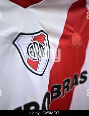 Gros plan de Crest of River plate, club de football sur maillot, maillot d'Amérique du Sud accroché à une ligne. Photo de Sebastian Frej Banque D'Images