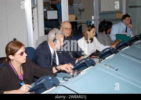 Les gestionnaires, directeurs et ingénieurs du programme de navettes ont réalisé une simulation de bout en bout de l'équipe de gestion de mission au centre de contrôle de lancement du Kennedy Space Center, intégrant les systèmes de vol et au sol, les briefings de pré-lancement et les procédures de compte à rebours pour le STS-114. Banque D'Images