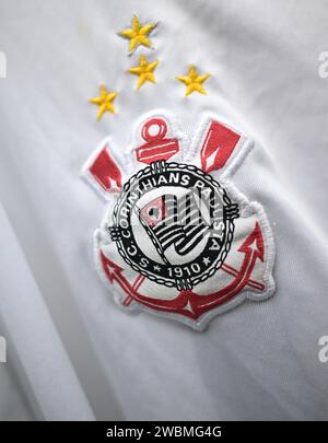 Gros plan de Crest of Corinthians, club de football sur maillot, maillot d'Amérique du Sud accroché à une ligne. Photo de Sebastian Frej Banque D'Images