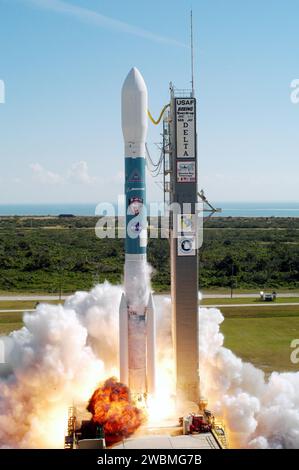 CENTRE SPATIAL KENNEDY, FLA. - Les moteurs d'un lanceur consommable Boeing Delta II s'allument pour faire exploser le vaisseau spatial Swift de la NASA sur son chemin au complexe 17a, Cape Canaveral Air Force Station, le 20 novembre à 12 16 00,611 h HNE. SWIFT est le premier observatoire multi-longueurs d'onde de son genre dédié à l'étude de la science des rafales de rayons gamma. Ses trois instruments travailleront ensemble pour observer les GRB et les rémanences dans les bandes gamma, X, ultraviolet et optique. Banque D'Images