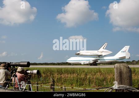 Space Shuttle Discovery, au sommet d’un Boeing 747 modifié Shuttle Carrier, atterrit sur la piste 15 à l’installation d’atterrissage des navettes du Kennedy Space Center après avoir transporté de la base aérienne Edwards après avoir suivi le STS-114. Discovery sera remorqué jusqu'à l'appareil Mate-Demate, puis jusqu'à l'installation de traitement Orbiter pour la préparation du STS-121. Banque D'Images