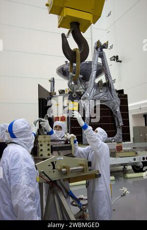 CAP CANAVERAL, Floride. -- à l'installation de traitement des dangers d'Astrotech à Titusville, en Floride, les techniciens préparent un pont roulant pour déplacer le vaisseau spatial Juno de la NASA vers un stand de ravitaillement où le vaisseau spatial sera chargé avec le propergol nécessaire pour les manœuvres orbitales et le système de contrôle d'attitude. Juno devrait lancer à bord d'une fusée Atlas V de United Launch Alliance depuis Cape Canaveral, Floride, août 5. Le vaisseau spatial solaire orbitera autour des pôles de Jupiter 33 fois pour en savoir plus sur les origines, la structure, l'atmosphère et la magnétosphère de la géante gazeuse et étudier l'existence d'un s. Banque D'Images