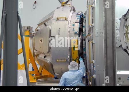 CAP CANAVERAL, Floride. – Dans le Space Station Processing Facility du Kennedy Space Center de la NASA en Floride, un ouvrier vérifie l'alignement du module Cupola, à gauche, avec le module Tranquility, à droite. Coupole et tranquillité sont la charge utile de la mission STS-130 de la navette spatiale Endeavour vers la Station spatiale internationale. Le module a été construit pour l'Agence spatiale européenne par Alenia Spazio à Turin, en Italie. Lorsqu'elle est attachée au module Tranquility Node 3, Cupola ressemblera à une baie vitrée circulaire qui offrira une vue grandement améliorée de l'extérieur de la station. Un peu moins de 10 pieds à diamet Banque D'Images