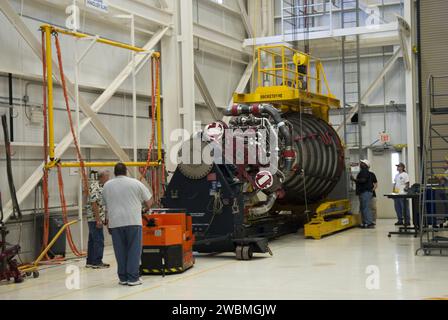 CAP CANAVERAL, Floride. -- dans l'atelier moteur du Kennedy Space Center de la NASA en Floride, les travailleurs déplacent le moteur n ° 3, l'un des trois moteurs principaux de la navette spatiale d'Endeavour, vers un stand de travail pour le traitement. Le travail fait partie du processus de transition et de retraite d'Endeavour. Endeavour est en préparation pour une exposition publique au California Science Center à Los Angeles. Endeavour a effectué 25 missions, a passé 299 jours dans l'espace, a orbité sur Terre 4 671 fois et a parcouru 122 883 151 miles au cours de ses 19 ans de carrière. La mission STS-134 et finale d'Endeavour est achevée après le débarquement en juin Banque D'Images