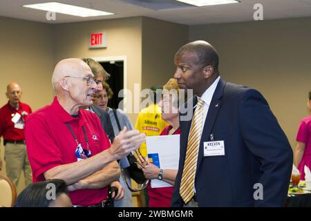 ORLANDO, Floride -- l'ancien directeur du lancement de la navette spatiale, Bob Sieck, à gauche, et le directeur associé du Centre spatial Kennedy de la NASA, Kelvin Manning, à droite, discutent avec des équipes d'écoles secondaires qui participent à la PREMIÈRE compétition régionale de robotique à l'Université de Floride centrale à Orlando, en Floride. Plus de 60 équipes ont pris part à la compétition intitulée « pour l'inspiration et la reconnaissance de la science et de la technologie », ou FIRST, dans l'espoir d'accéder au championnat national de robotique. Cette année, la compétition ressemblait à un match de basket-ball et a été surnommée « rebond Rumble ». Le jeu mesurait les effectifs Banque D'Images