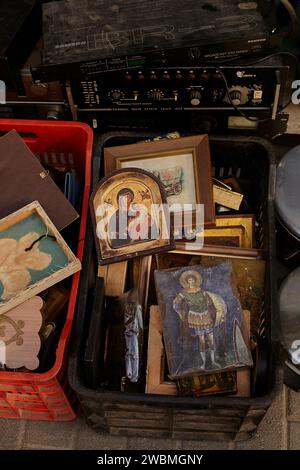 icônes orthodoxes grecques en vente au marché aux puces monastiraki , athènes grèce Banque D'Images