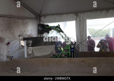 CAP CANAVERAL, Floride. -- à l'intérieur de la "Lunarena" au Kennedy Space Center Visitor en Floride, les étudiants universitaires manœuvrent leurs excavatrices télécommandées ou autonomes, appelées lunabots, dans une "boîte à sable" de sol lunaire simulé ultra-fin lors de la deuxième compétition minière annuelle Lunabotics de la NASA. Trente-six équipes d'étudiants de premier cycle et de deuxième cycle des États-Unis, du Bangladesh, du Canada, de Colombie et d'Inde participeront au concours Lunabotics Mining Competition de la NASA du 26 au 28 mai au Kennedy Space Center de l'agence en Floride. Le concours est conçu pour engager et fidéliser les étudiants Banque D'Images