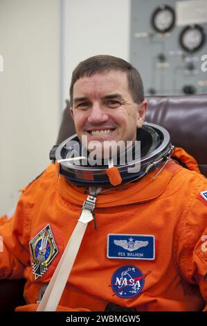 CAP CANAVERAL, Floride. -- le Spécialiste de mission STS-135 Rex Walheim met sa combinaison de lancement et d'entrée dans le bâtiment des opérations et du contrôle au Kennedy Space Center de la NASA en Floride. Walheim est l'un des quatre derniers astronautes à se lancer à bord d'une navette spatiale. Les trois missions de Walheim -- STS-110, STS-122 et maintenant STS-135 -- auront été à bord de la navette Atlantis. STS-135 décollera à bord de l'Atlantis à 11:26 h HAE le 8 juillet pour une mission à la Station spatiale internationale. STS-135 livrera le module logistique polyvalent Raffaello emballé avec des fournitures et des pa de rechange Banque D'Images