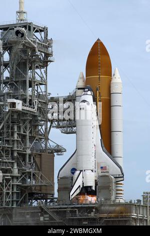 Atlantis a décollé de l'aire de lancement 39A au Kennedy Space Center avec un équipage de quatre personnes sur le STS-135 pour livrer le module Raffaello, effectuer la mission de ravitaillement robotique et retourner un module de pompe à ammoniac défaillant. Banque D'Images