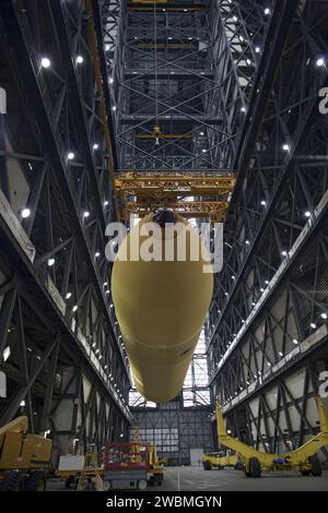 CAP CANAVERAL, Floride. -- dans le bâtiment d'assemblage de véhicules du Kennedy Space Center de la NASA en Floride, External Tank-138 est soulevé au-dessus de l'allée de transfert. Le réservoir de carburant externe est déplacé dans une cellule d'essai où il sera vérifié avant le lancement. L'ET-138, le dernier char nouvellement fabriqué, a été initialement désigné pour voler sur la mission STS-134 d'Endeavour vers la Station spatiale internationale, mais plus tard réaffecté pour voler sur la dernière mission de la navette spatiale Atlantis, STS-135. Banque D'Images