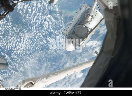 S130-F-007486 (11 févr. 2010) --- à la portée du Canadarm2 de la station, le module Tranquility est transféré de sa position de rangement dans la baie de charge utile de la navette Endeavour (STS-130) pour le positionner du côté bâbord du nœud Unity de la Station spatiale internationale. Tranquility a été verrouillé en place avec 16 boulons télécommandés. Banque D'Images