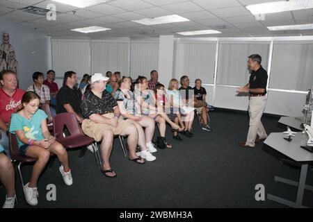 CAP CANAVERAL, Floride. – Bob Cabana, directeur du Kennedy Space Center, parle aux enfants et à leurs parents lors de la Family Night, le 10 septembre, au U.S. Astronaut Hall of Fame en Floride. La NASA et le Kennedy Space Center Visitor Complex ont accueilli la soirée annuelle de la NASA pour l'éducation familiale. L’événement, destiné aux élèves de cinquième à huitième année et à leurs parents, met l’accent sur les activités éducatives en sciences, technologie, ingénierie et mathématiques (STIM) qui comprenaient des apparitions d’astronautes, un aéroglisseur, un canon vortex et des véhicules à carburant alternatif. L’événement de rentrée fait partie de l’init Summer of innovation de la NASA Banque D'Images