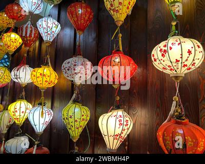 Une photo de l'intérieur d'une boutique chinoise avec des lanternes suspendues au plafond et aux murs en bois Banque D'Images