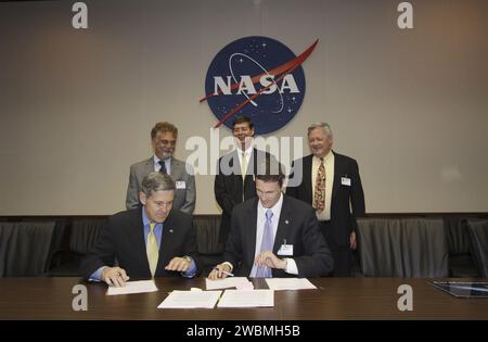 Bob Cabana, directeur du Kennedy Space Center, et Mike aller, directeur exécutif du Space Coast Energy Consortium, signent un accord Space Act pour faire passer KSC d'une installation de lancement uniquement gouvernementale à un port spatial multi-utilisateurs. Le partenariat appuiera les initiatives gouvernementales et commerciales en matière d'énergie renouvelable et favorisera des possibilités énergétiques novatrices pour la côte spatiale et la Floride. Banque D'Images
