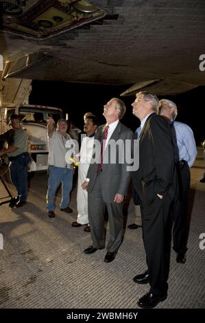 CAP CANAVERAL, Floride. -- les gestionnaires vérifient les tuiles de bouclier thermique qui ont protégé la navette spatiale Endeavour lors de son voyage réussi à la piste 15 de Shuttle Landing Facility au Kennedy Space Center de la NASA en Floride. Le retour final d'Endeavour de l'espace a complété la mission STS-134 de 16 jours et de 6,5 millions de milles. Le toucher des roues du train principal a eu lieu à 2 h 34:51 HAE, suivi du toucher des roues avant à 2 h 35:04 et d'un arrêt de roue à 2 h 35:36. STS-134 a livré le spectromètre magnétique Alpha-2 (AMS) et le transporteur logistique Express-3 (ELC-3) à la Station spatiale internationale. AMS aidera les chercheurs u Banque D'Images