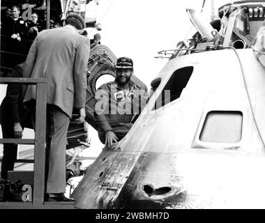 SKYLAB 4 PACIFIC RECOVERY AREA -- Un souriant William R. Pogue fait une pause dans l'écoutille du module de commandement Skylab 4 pendant les activités de récupération aujourd'hui à bord de l'USS New Orleans à la fin du plus long voyage spatial de l'homme à ce jour. Pogue a éclaboussé avec les astronautes Gerald P. Carr et Edward G. Gibson à 11 17 h HAE le 8 février 1974, 84 jours après le lancement du trio par une fusée Saturn IB depuis le Kennedy Space Center. En faisant le tour du globe 1, 214 fois à bord de la station spatiale sophistiquée Skklab au cours de ce vol de près de trois mois, les astronautes ont démontré la capacité de l'homme à vivre et à travailler en spac Banque D'Images