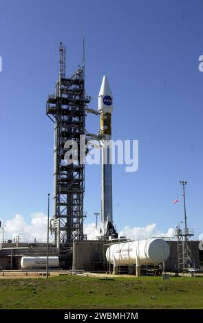 CENTRE SPATIAL KENNEDY, FLA. -- après le redressement de la tour, cette fusée Lockheed Martin Atlas Centaur attend le lancement pour transporter le satellite de suivi et de relais de données-I (TDRS-I) en orbite. Deuxième satellite d'une nouvelle série de satellites de télémétrie, TDRS-I réapprovisionne la flotte existante de six engins spatiaux en orbite. Le système TDRS est la principale source de voix, de données et de télémétrie espace-sol pour la navette spatiale. Il assure également les communications avec la Station spatiale internationale et des engins spatiaux scientifiques en orbite terrestre basse tels que le télescope spatial Hubble. Cette nouvelle série avancée de satellites e Banque D'Images