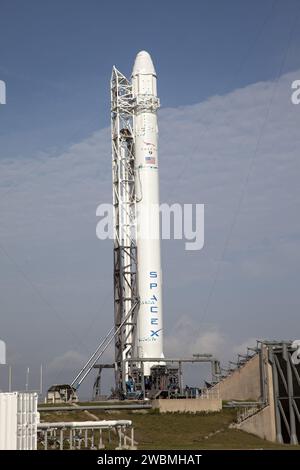 CAP CANAVERAL, Floride. - À la base aérienne de Cape Canaveral en Floride, la fusée SpaceX Falcon 9 a été relevée à la verticale sur la rampe de lancement du Launch Complex 40, en attendant un essai de tir des neuf moteurs Merlin de premier étage du véhicule. Le test fait partie des préparatifs de pré-lancement pour la prochaine mission SpaceX 2. Le décollage de la fusée SpaceX Falcon 9 et du vaisseau spatial Dragon est prévu pour le 1 mars 2013, à 10 10 h HNE, du complexe de lancement spatial 40 à la station aérienne de Cape Canaveral, en Floride. Dragon fera son troisième voyage à la station spatiale. Il transportera des fournitures et des expériences à Th Banque D'Images