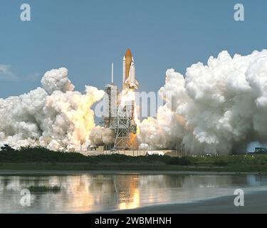 CENTRE SPATIAL KENNEDY, FLA. -- la navette spatiale Endeavour saute du Launch Pad 39a au milieu des vagues de fumée et de vapeur alors qu'elle se précipite dans l'espace sur la mission STS-100. Le décollage d'Endeavour lors du neuvième vol à destination de la Station spatiale internationale a eu lieu à 2 40 42 h HAE. La mission de 11 jours livrera et intégrera l'ensemble de déploiement Pallet Launch de Spacelab Logistics, qui comprend le système de télémanipulation de la station spatiale et l'antenne UHF. La mission comprend deux sorties dans l'espace prévues pour l'installation du SSRMS sur la Station. A bord se trouve également le module logistique polyvalent Raffaello, car Banque D'Images