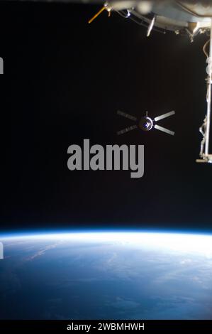 Le véhicule de transfert automatisé 2 (ATV-2) de l'Agence spatiale européenne s'est désamarré du port arrière du module de service Zvezda à la Station spatiale internationale le 20 juin 2011, avec la Terre et l'espace visibles en arrière-plan. Banque D'Images
